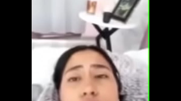 Una tetona masturbandose